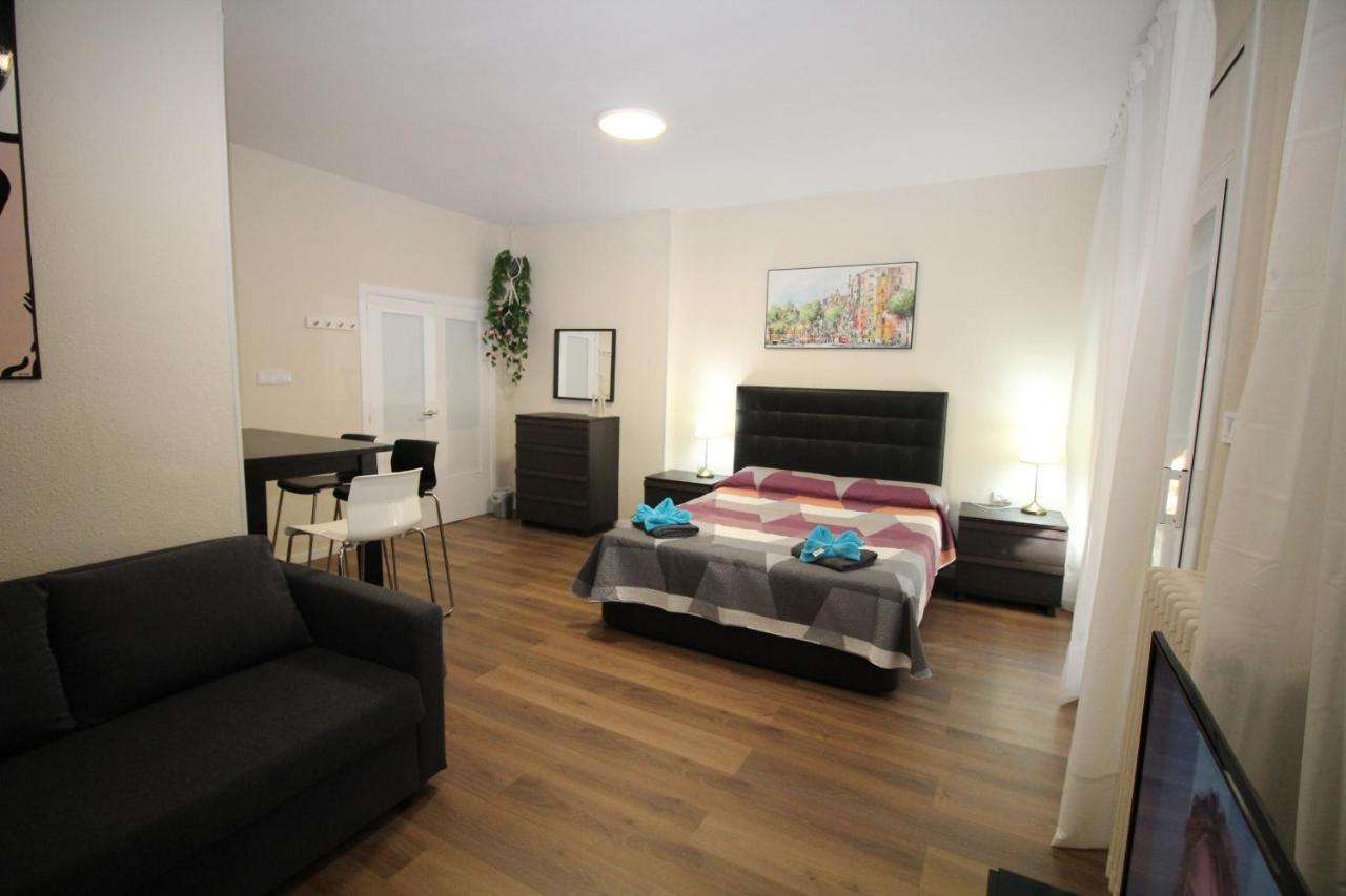 Urgel Habitaciones バルセロナ エクステリア 写真