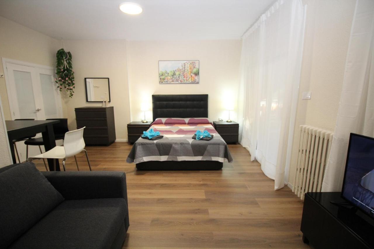 Urgel Habitaciones バルセロナ エクステリア 写真